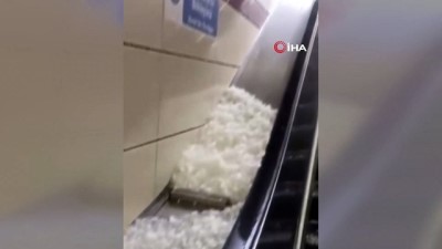 metro istasyonu -  Ümraniye'de yağan dolu taneleri metro istasyonunun girişinde birikti Videosu