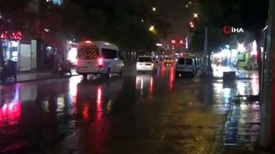  Vatandaşlar aniden bastıran sağanak yağışa hazırlıksız yakalandı