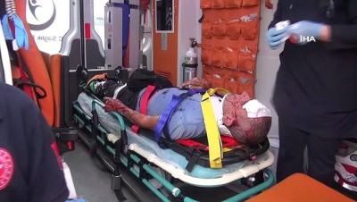  Virajı alamayan tır üzerine devrildiği otomobili hurdaya çevirdi: 2 yaralı