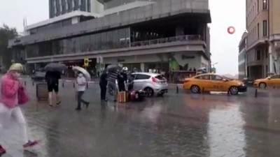  Yağmurda kontrolünü kaybettiği motosiklet ile böyle düştü