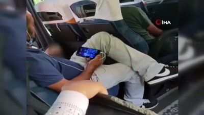  Yolcu minibüsünde pes dedirten görüntüler...Maskesini çenesine taktı, bir yandan alkol aldı bir yandan da video izledi