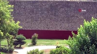  Diyarbakır'ın tarihi surlarında restorasyon çalışmaları başladı