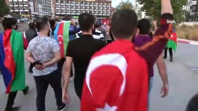 Azerbaycanlı öğrenciler 'Karabağ' için yürüdü