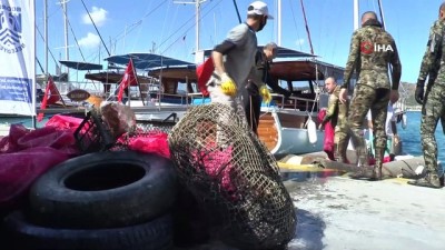  Denizden 2 saatte 300 kilogram çöp çıktı