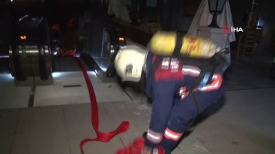  Hacı Bayram Veli Camisi'nin avlusundaki 3 katlı kafenin terası alev alev yandı