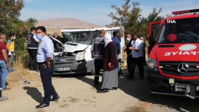  Van'da sıkışmalı trafik kazası: 1 yaralı
