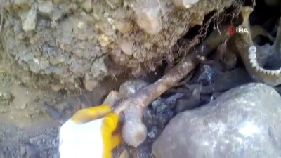 insan kemikleri -  Atık su kanalı kazısında insan kemikleri, mermi ve çürümüş çarıklar bulundu Videosu