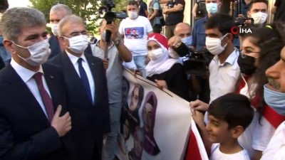  İçişleri Bakan Yardımcısı Muhterem İnce, evlat nöbeti tutan aileleri ziyaret etti