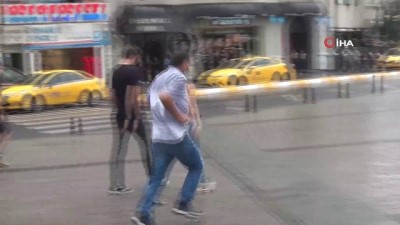  Taksim’de vatandaşlar yağmura hazırlıksız yakalandı