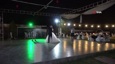  Antalya’da tedbirler kapsamında buruk düğün heyecanı