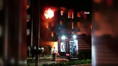  Bayındır'da 5 katlı bir apartman alev alev yanıyor