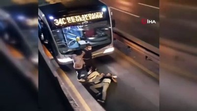 metrobus yolu -  Bekçilerden kaçan şahıs üst geçitten metrobüs yoluna atladı Videosu
