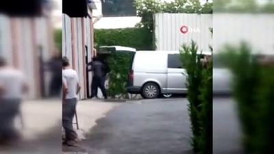 polis -  Beyoğlu'nda güpegündüz esnafa aldırmadan atölyeyi böyle soydular Videosu