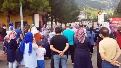 polis ekipleri -  Karabük’te bursluluk sınavına giren çocukların velileri koronavirüsü hiçe saydı Videosu