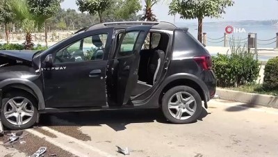  Otomobiller kafa kafaya çarpıştı, bagajdaki yolcu yola böyle fırladı: 8 yaralı