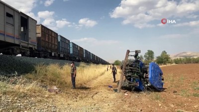  Trenin çarptığı traktör ikiye bölündü