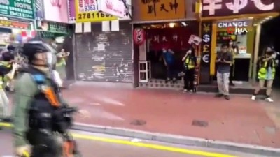 goz yasartici gaz -  - Hong Kong'da sokaklar yine karıştı: En az 90 gözaltı Videosu