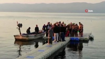İznik Gölü'nü karşıdan karşıya yüzerek geçtiler