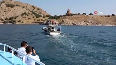polis -  Korona gölgesinde Ermeni ayinine doğru Videosu