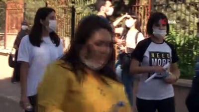  Sosyal mesafeyi unuttular...Öğrenciler içeride, veliler dışarıda ter döktü