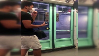  Tramvayda şarkı performansı hayran bıraktı