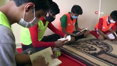 kitap okuma -  Afganlı gençler Gençlik Merkezinde sosyal aktivitelerle moral buluyor Videosu