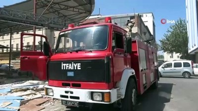  Balyozla duvarı kıran itfaiye alevler karşısında zor anlar yaşadı