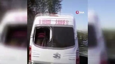 jandarma -  - Bingöl’de tarım işçilerini taşıyan minibüs devrildi: 20 yaralı Videosu