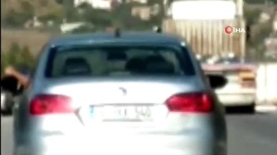 amator kamera -  Bir eli direksiyonda bir ayağı camda... Otoyolda sürücünün rahatlığı pes dedirtti Videosu