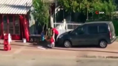 polis -  Sokak ortasında, çocukların gözününün önünde kadını böyle dövdü Videosu