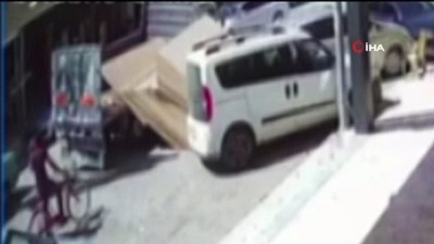  Suntalar park halindeki araçlara ok gibi böyle saplandı