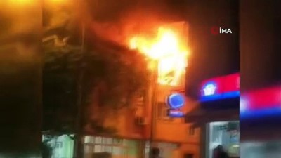  Terasta çıkan yangın geceyi aydınlattı