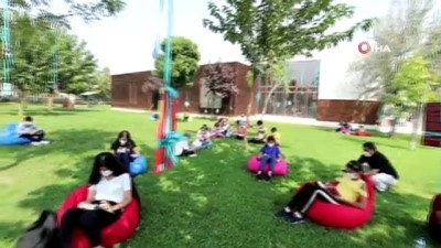 spor ayakkabi -  Dallardan kitap topladılar, droneden ayakkabı aldılar Videosu