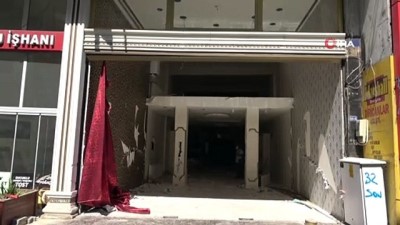 kira borcu -  İcra yoluyla çıkartılan kiracı dükkanın giriş çerçevesini söküp, perde takarak kayıplara karıştı Videosu