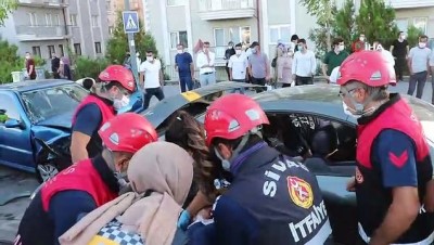  Otomobiller kafa kafaya çarpıştı: 3 yaralı