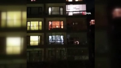 ayrilik turkusu -  Balkonda yılbaşı konseri...Yeni yıla evlerinde girenler balkonda şarkı söyleyen gence böyle eşlik etti Videosu