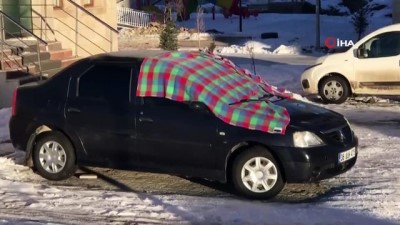 Doludan değil, soğuktan koruyorlar...Yeni yılın ilk sabahında araçlara battaniyeli önlem