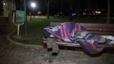 turan genc -  Genç kadın yeni yıla bankta uyuyarak girdi Videosu