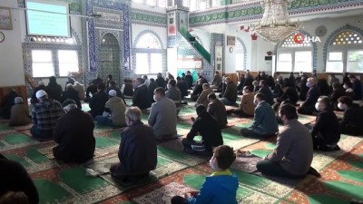  Vatandaşlar Cuma namazını evlerine en yakın camide kıldı