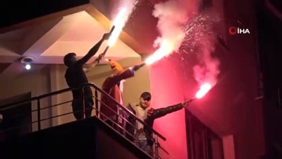 istiklal marsi -  Yeni yıla balkonda meşale yakıp İstiklal Marşı söyleyerek girdiler Videosu