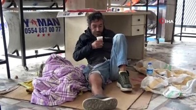 serzenis -  Yeni yıla sokakta uyanan evsiz vatandaşa polis sahip çıktı Videosu