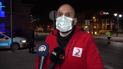 yilbasi gecesi -  Yılbaşı gecesi nöbet tutan polis ekipleri, sağlık çalışanlarına çiçek verdi Videosu