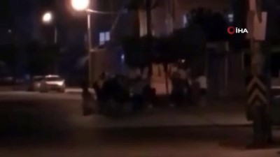 yilbasi kutlamasi -  Yılbaşını sokakta ‘Erik Dalı’ ile kutladılar, polisin sireniyle çil yavrusu gibi dağıldılar Videosu