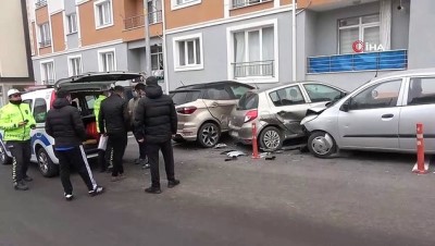  Su şişesi kazaya neden oldu...Su şişesini düzeltirken park halindeki araçlara çarptı