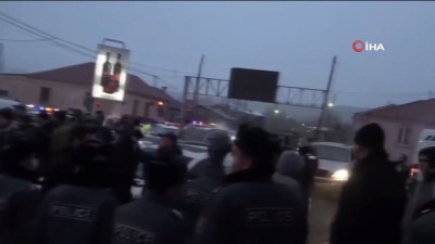 muhalifler -  - Ermeni muhalifler Paşinyan'ın, Moskova'ya gidişini engellemeye çalıştı Videosu