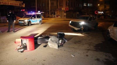 polis ekipleri -  İki araç kaza yaptı, biri savrulup motosikletli kuryeye çaptı Videosu