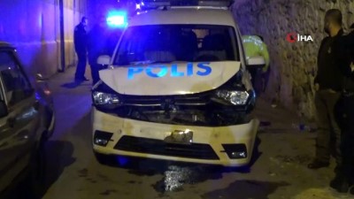 calinti otomobil -  Azılı hırsız, polis aracına çarpınca yakayı ele verdi Videosu