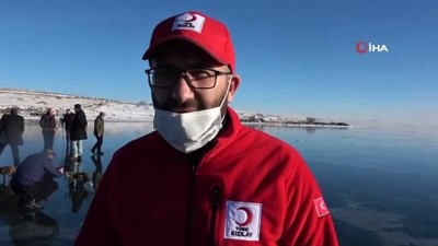 dinler -  Buz tutan Çıldır Gölü üzerinde bisiklet keyfi Videosu