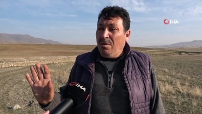 kotuluk -  Gölet tamamen kurudu, ‘doğayı hor kullanıyoruz’ diyerek isyan etti: “Doğa intikam alıyor” Videosu