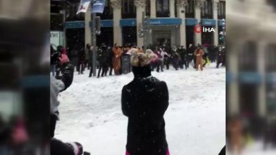 kartopu savasi -  - İspanyollar yoğun kar yağışını eğlenceye çevirdi
- Aracın arkasına bağladığı halatla kayak yaptı Videosu
